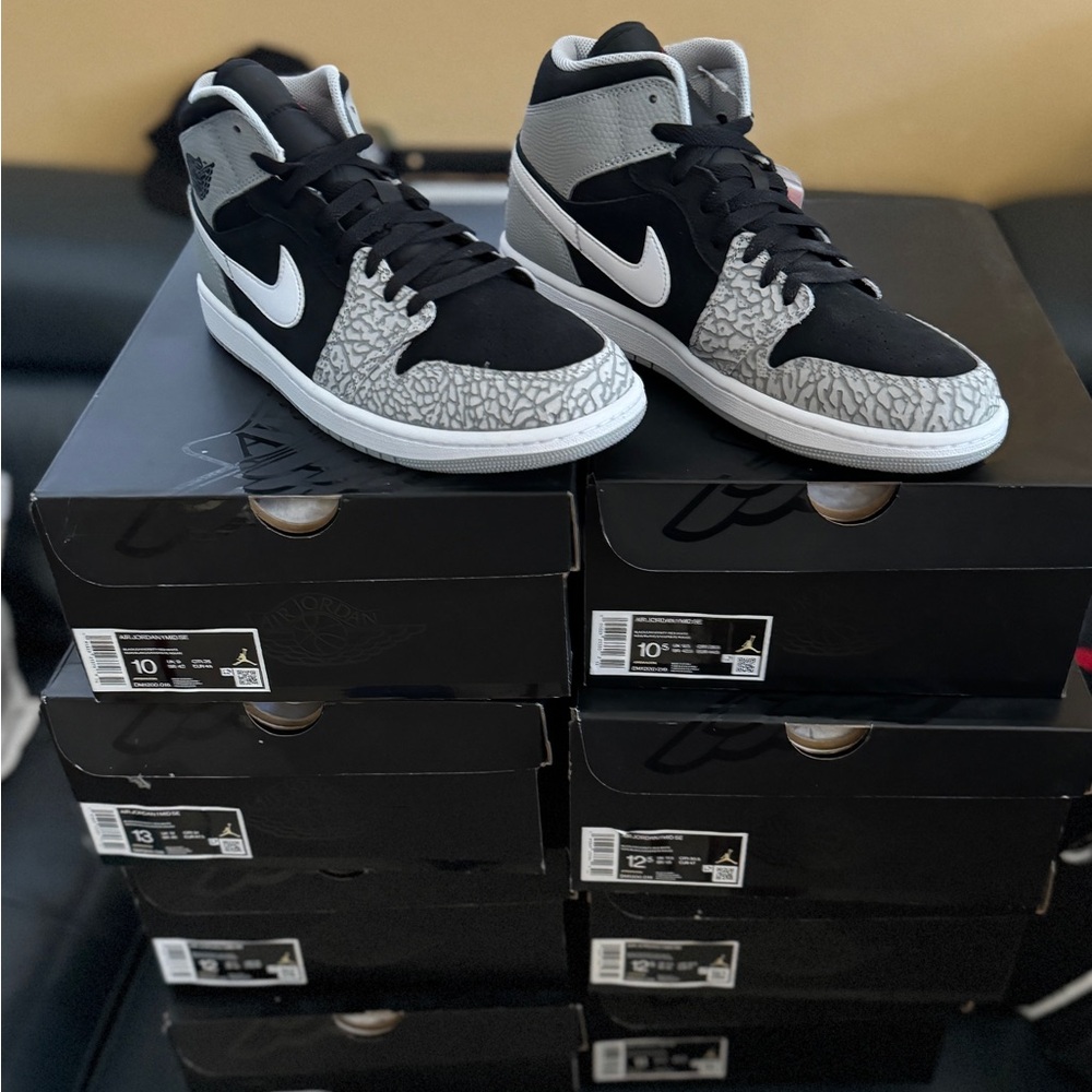 Jordan 1 mid Black and Gray Sneakers